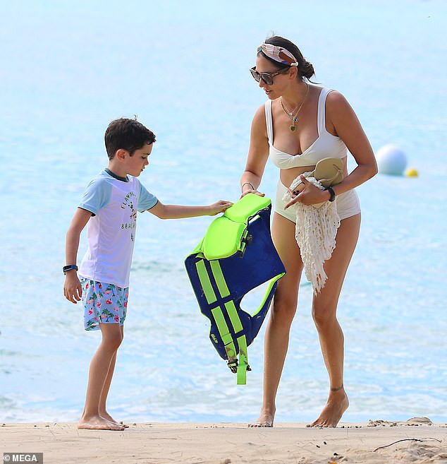 Vợ 'ông trùm giải trí' Simon Cowel đẹp như tạc tượng ở biển ảnh 4