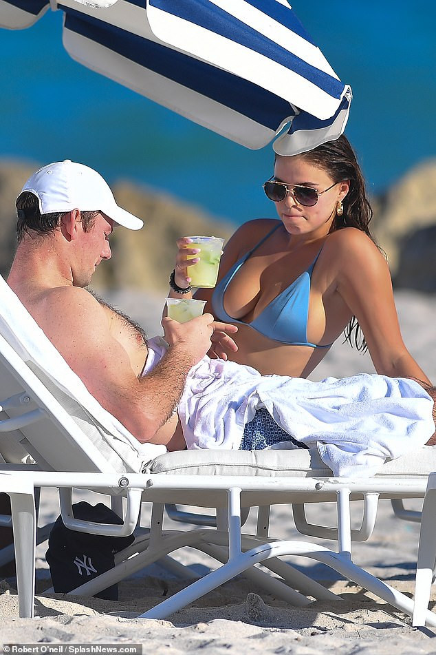 Brooks Nader 'đốt mắt' người nhìn với bikini xanh 'mát mắt', ôm hôn mặn nồng chồng ở biển ảnh 1