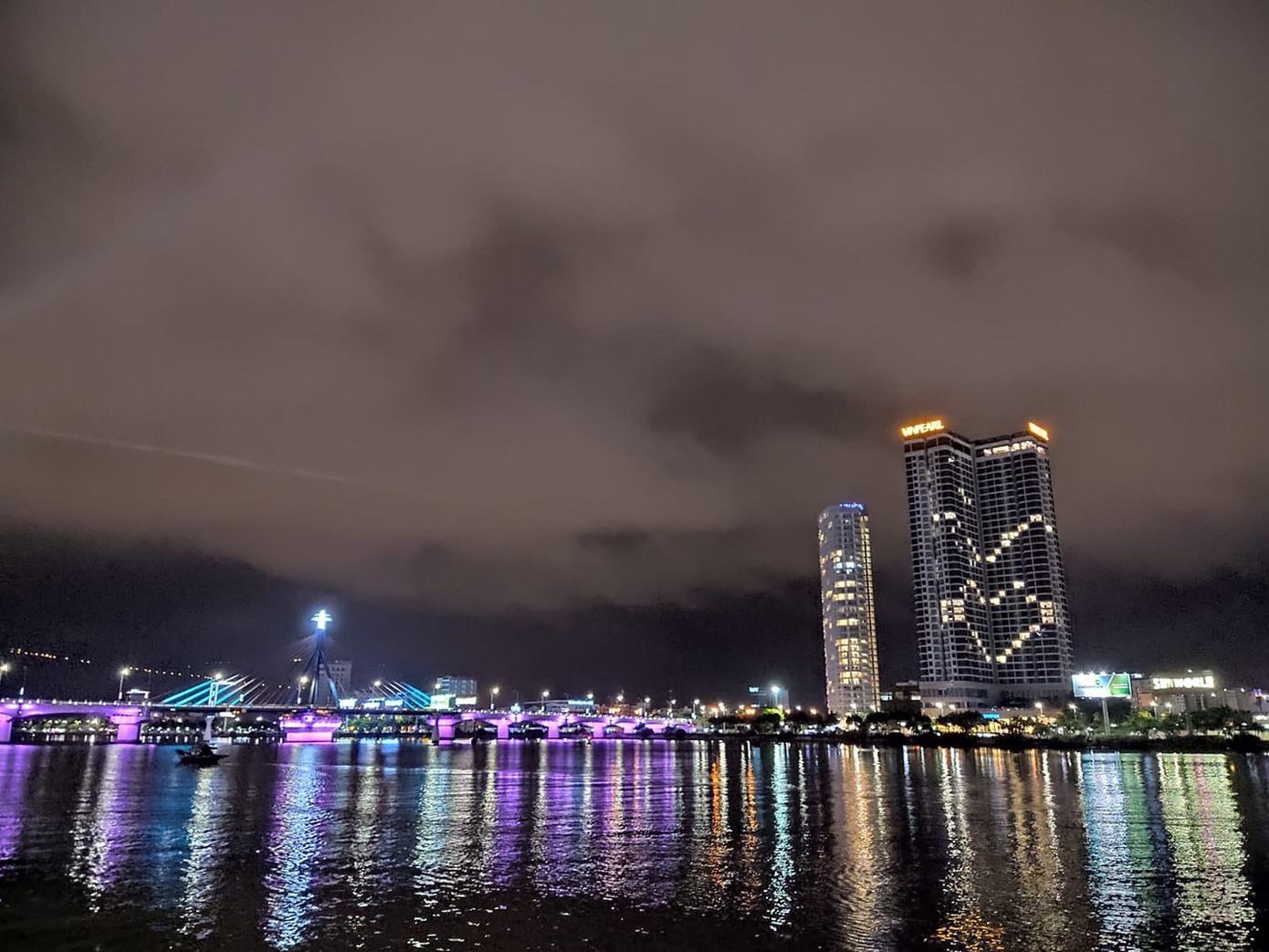 Vinpearl thắp sáng biểu tượng trái tim tri ân y bác sĩ và lan tỏa yêu thương ảnh 2