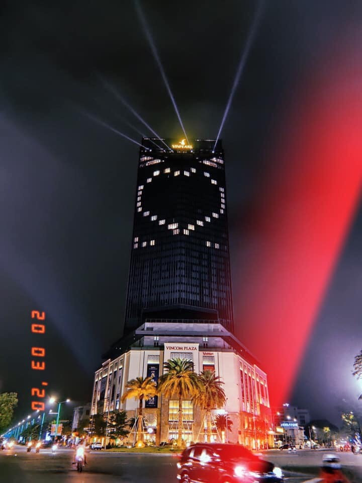 Vinpearl thắp sáng biểu tượng trái tim tri ân y bác sĩ và lan tỏa yêu thương ảnh 1