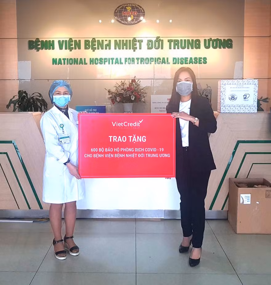 VietCredit trao tặng bệnh viện 1200 bộ đồ bảo hộ, chung tay chống dịch Covid-19 ảnh 1