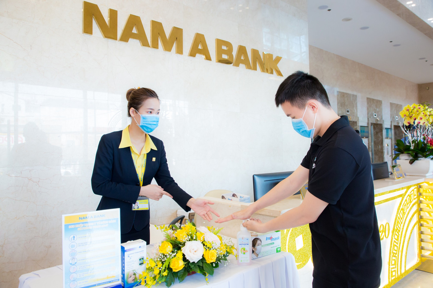 Nam A Bank tặng bảo hiểm sức khỏe Covid-19 cho cán bộ nhân viên ảnh 2