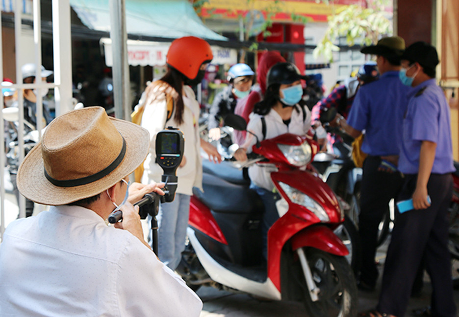 Ngày đầu trở lại trường, sinh viên Duy Tân nghiêm túc thực hiện phòng chống dịch ảnh 5