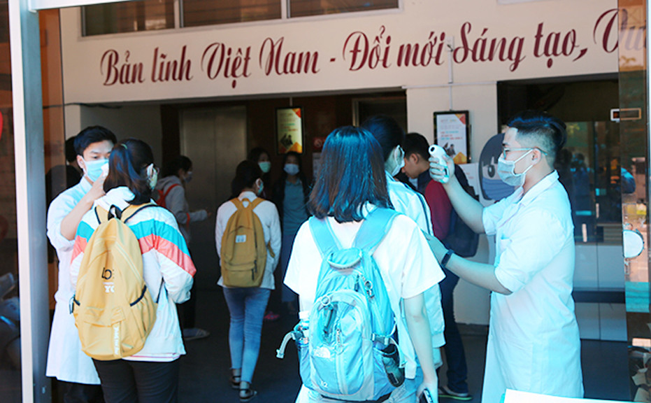 Ngày đầu trở lại trường, sinh viên Duy Tân nghiêm túc thực hiện phòng chống dịch ảnh 1