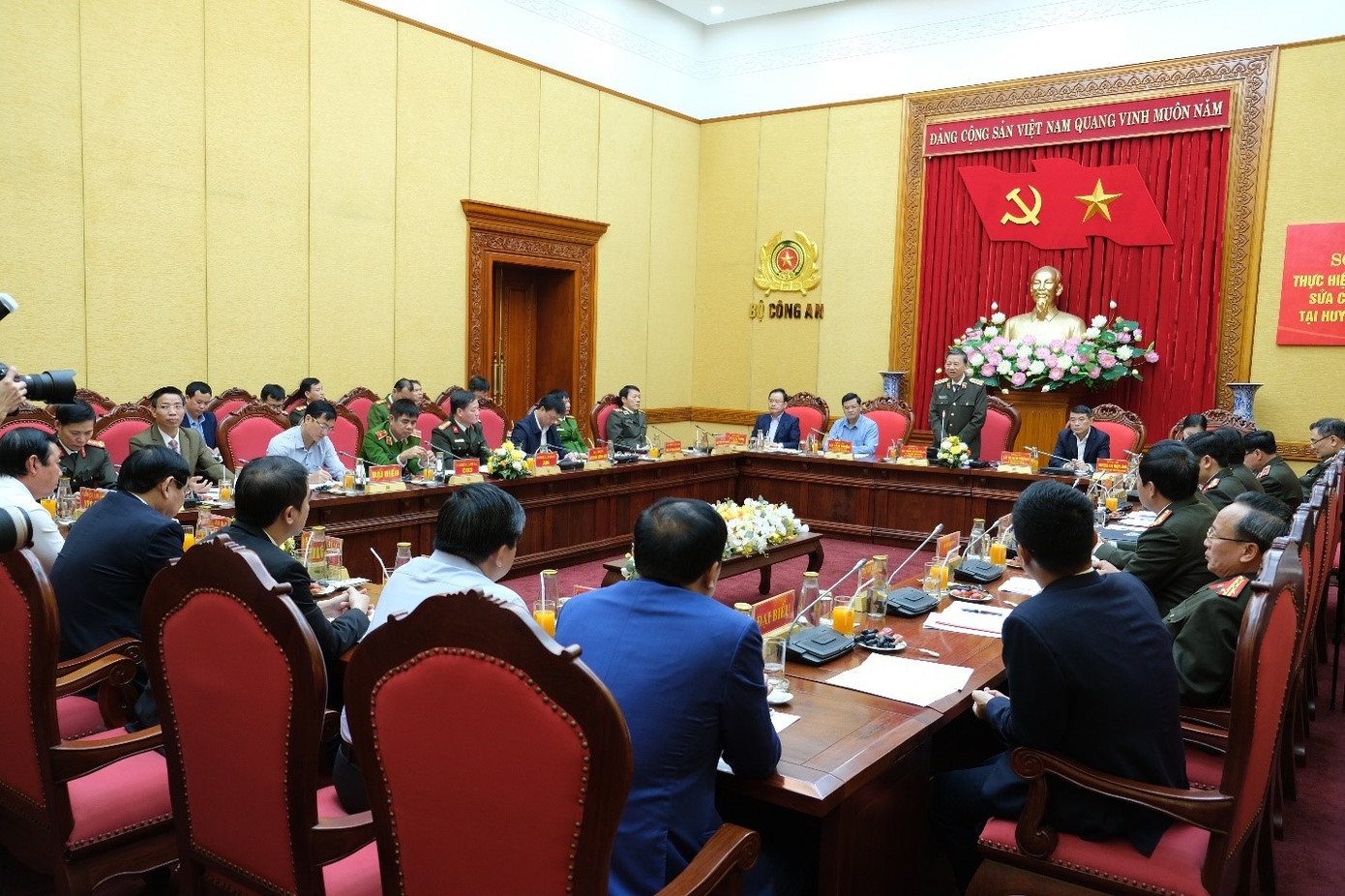 Trao 10 tỷ đồng hỗ trợ kinh phí xây, sửa chữa nhà ở cho 200 hộ nghèo Điện Biên ảnh 1