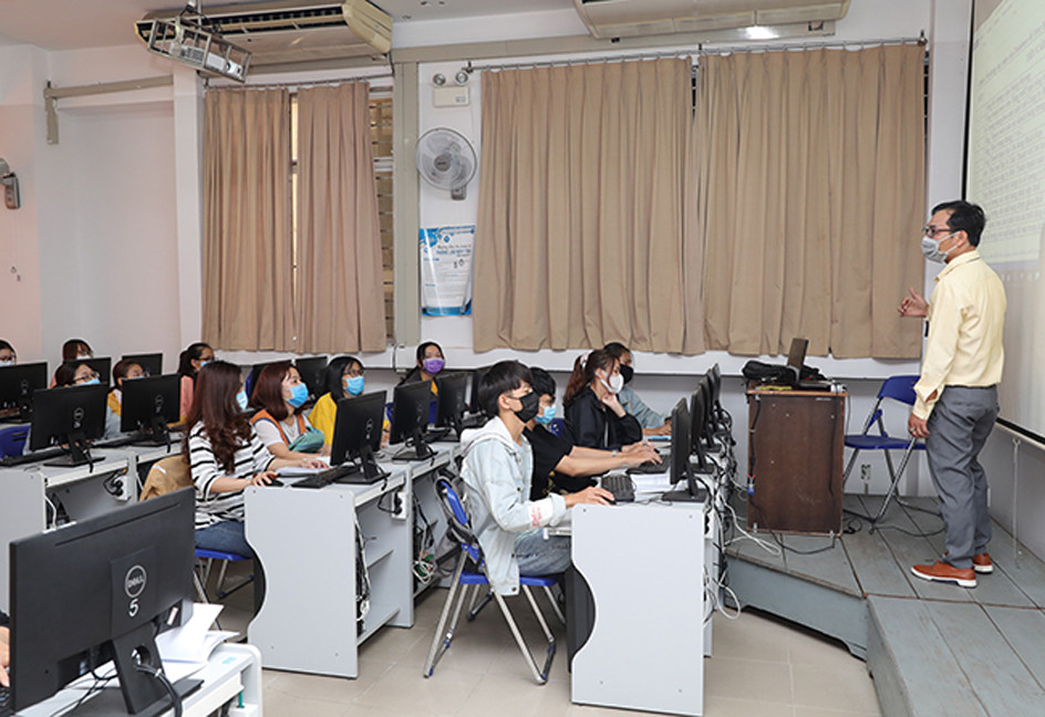 Ngày đầu trở lại trường, sinh viên Duy Tân nghiêm túc thực hiện phòng chống dịch ảnh 7