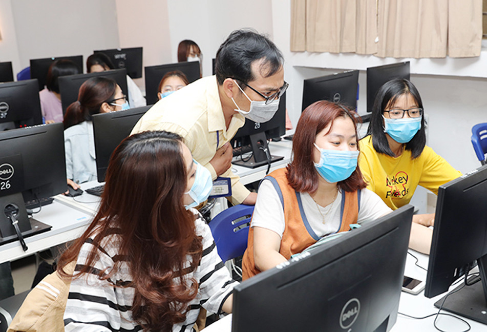 Ngày đầu trở lại trường, sinh viên Duy Tân nghiêm túc thực hiện phòng chống dịch ảnh 10