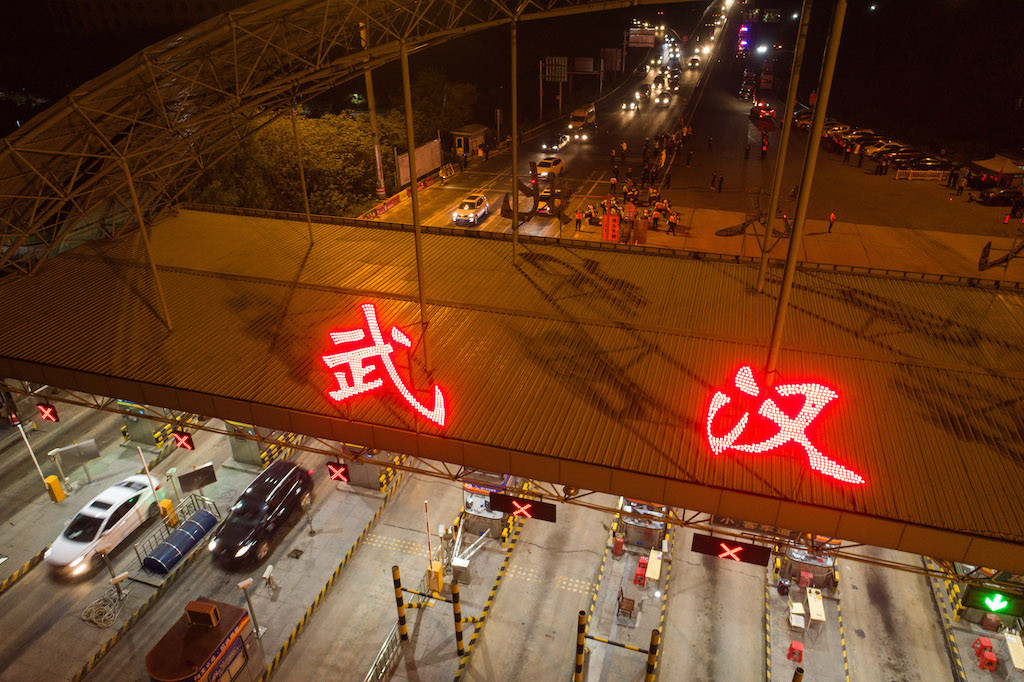 Tài xế xếp hàng 4 tiếng chờ khoảnh khắc Vũ Hán dỡ lệnh 'phong thành' ảnh 1