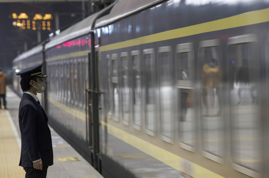 Tài xế xếp hàng 4 tiếng chờ khoảnh khắc Vũ Hán dỡ lệnh 'phong thành' ảnh 7