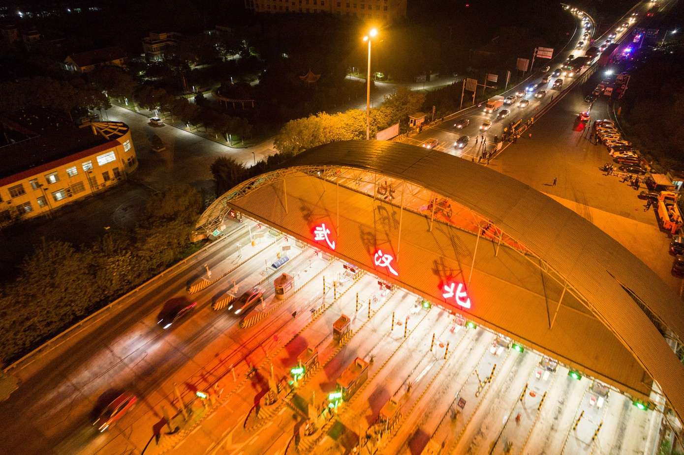 Tài xế xếp hàng 4 tiếng chờ khoảnh khắc Vũ Hán dỡ lệnh 'phong thành' ảnh 4