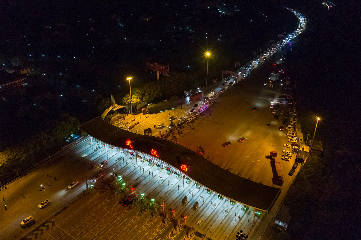 Tài xế xếp hàng 4 tiếng chờ khoảnh khắc Vũ Hán dỡ lệnh 'phong thành' ảnh 5