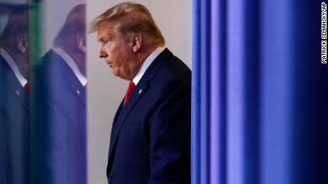 Ấn Độ phong tỏa toàn quốc, bé gái 12 tuổi chết gục khi đi bộ 300km về nhà ảnh 3