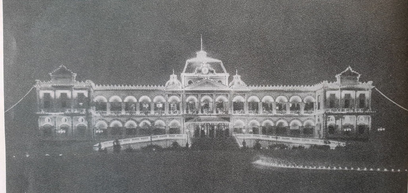 Năm 1868, chính quyền Pháp bắt đầu cho thiết kế và xây dựng tại trung tâm thành phố Sài Gòn một Dinh thự làm nơi ở cho Thống đốc Nam kỳ, khi xây xong có tên gọi là Dinh Norodom.Ngày nay, Dinh Ðộc Lập là di tích quốc gia đặc biệt được đông đảo du khách trong nước và nước ngoài đến tham quan và là nơi tổ chức nhiều sự kiện lớn của thành phố. 2