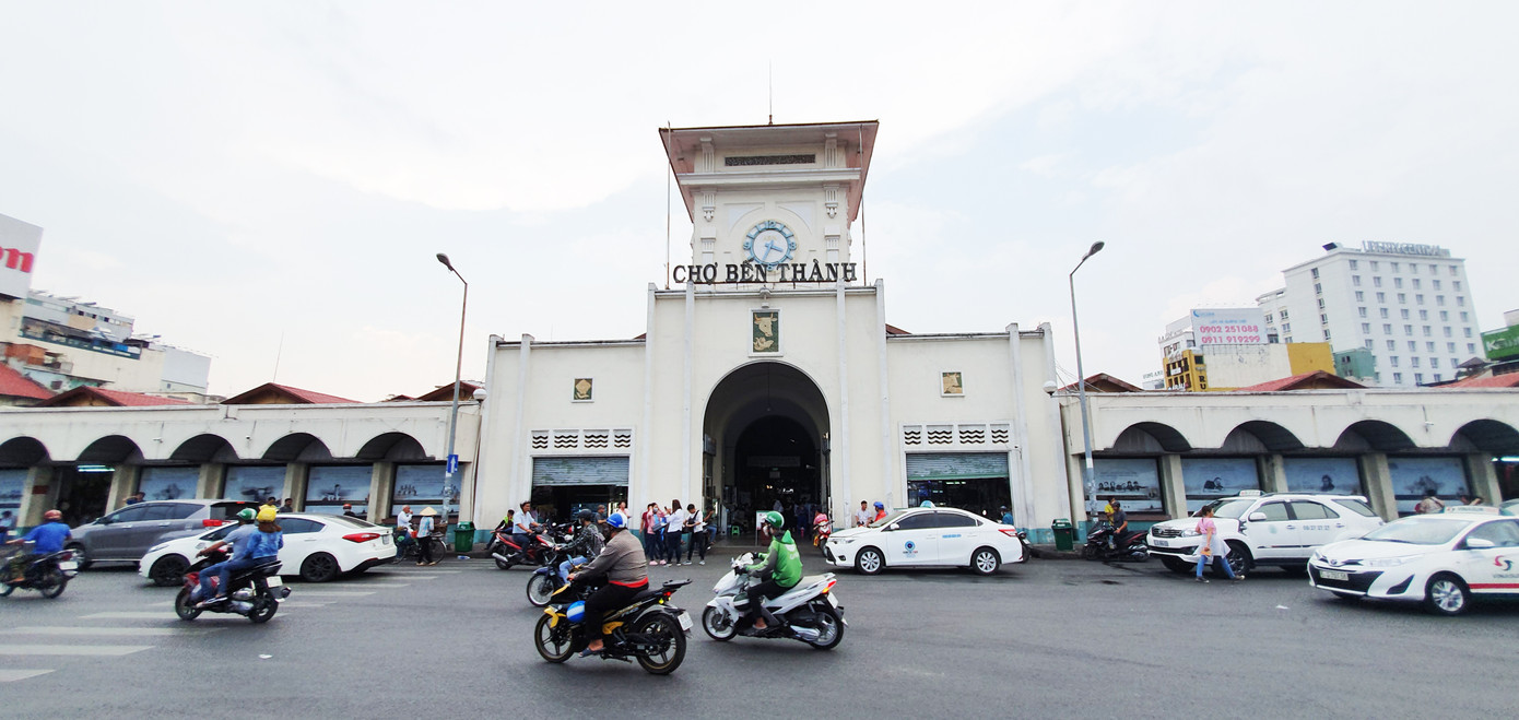 Những công trình 100 tuổi ở Sài Gòn trở thành di sản, biểu tượng của thành phố ảnh 3 Hình ảnh chợ Bến Thành khoảng năm 1910-1920. Đây là chợ được xây dựng bởi hãng Brossard et Mopin của Pháp. Được xây dựng theo kiểu chợ trung tâm Les Halles ở Paris. Chợ có 4 cửa chính và đặt tên theo các hướng Đông, Tây, Nam và Bắc. Bên trên cửa hướng Nam (biểu tượng chợ Bến Thành) có một tháp đồng hồ lớn ba mặt, là biểu tượng của chợ.Hơn 100 năm tồn tại, chợ Bến Thành đã đi vào ký ức nhiều thế hệ người dân và được xem như biểu tượng của Sài Gòn. 1