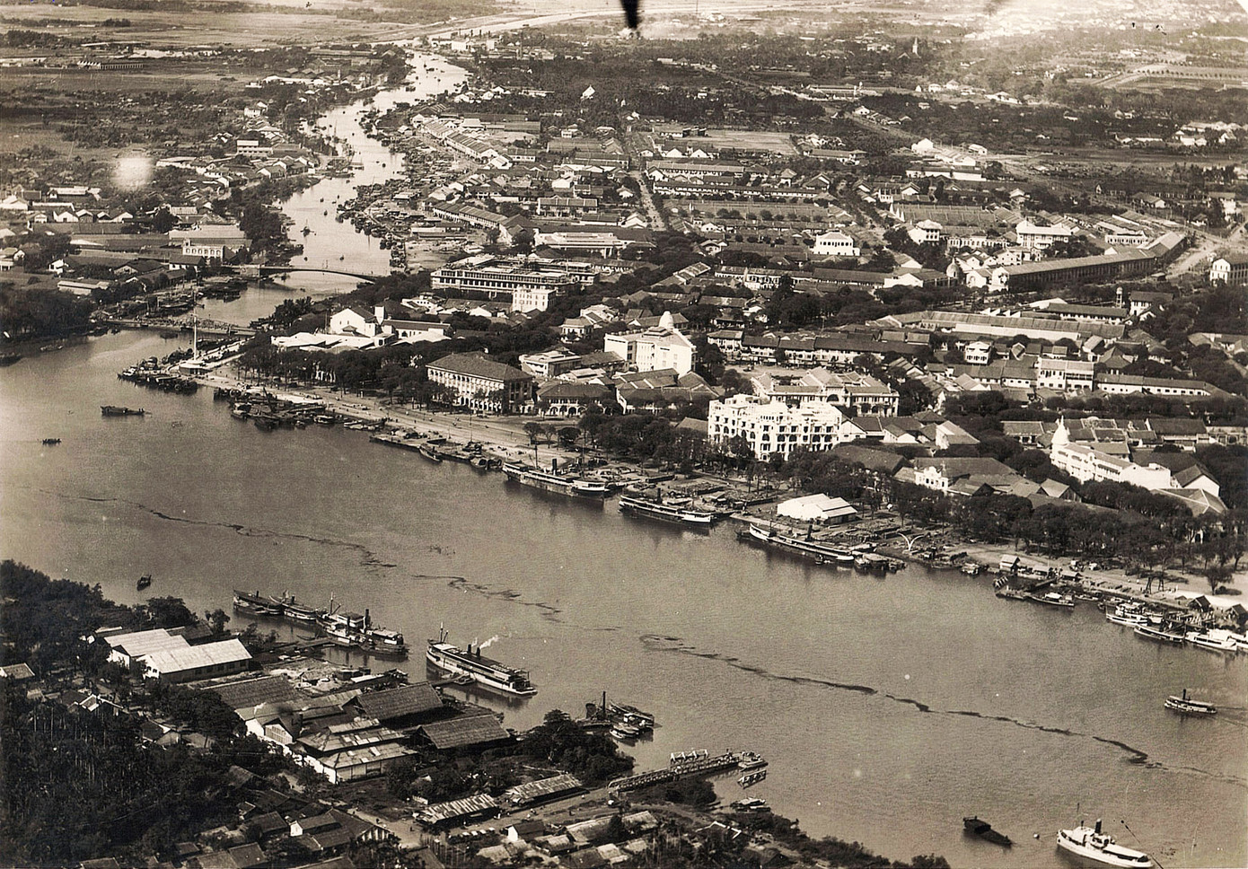 Bờ sông Sài Gòn chụp vào năm 1929 từ khu vực công trường Mê Linh (quận 1) đến quận 4. Bờ sông Sài Gòn nhìn từ phía Thủ Thiêm (quận 2). Các cao ốc mọc lên kéo dài từ công trường Mê Linh đến phía bờ quận 4. Đây là khu vực mệnh danh là khu vực đất vàng của Sài Gòn. 2