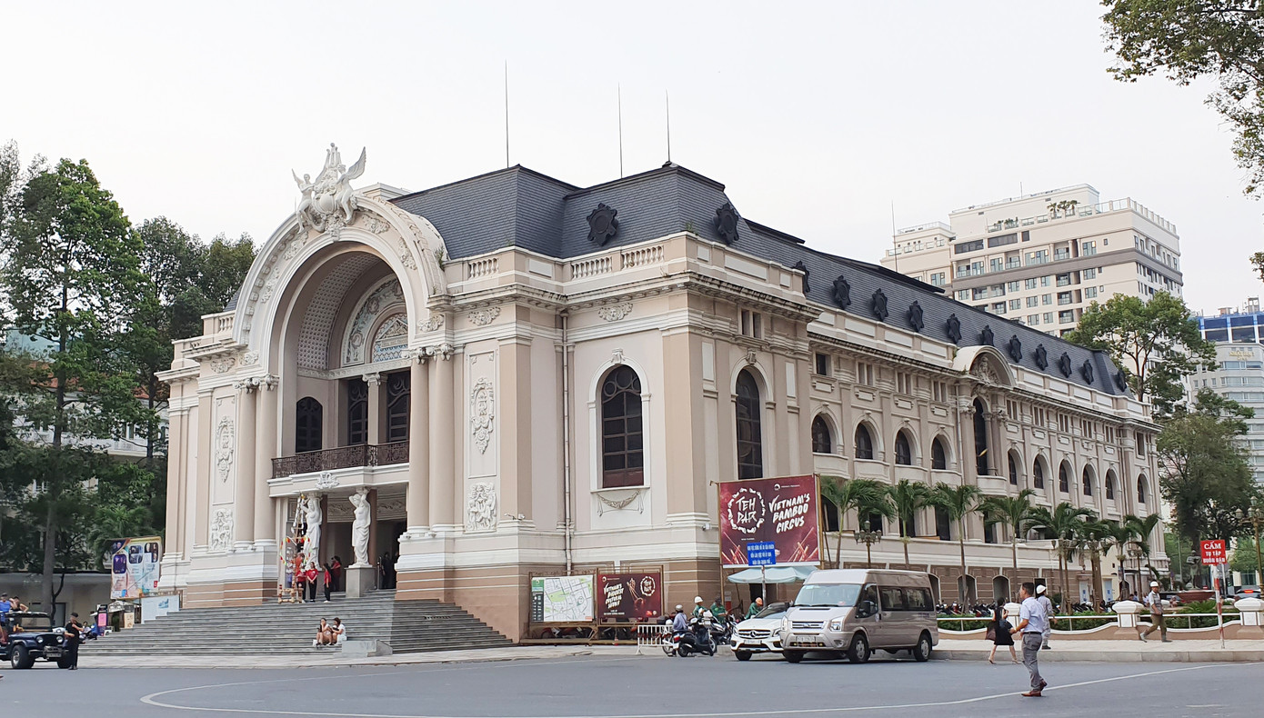 Những công trình 100 tuổi ở Sài Gòn trở thành di sản, biểu tượng của thành phố ảnh 15 Hoàn thành vào năm 1990 với khán phòng có 3 tầng, tổng cộng khoảng 800 chỗ ngồi. Phía trước nhà hát là quảng trường rộng lớn.Năm 1998, nhà hát được sửa chữa và phục chế lại mặt tiền theo nguyên mẫu năm 1990. 1