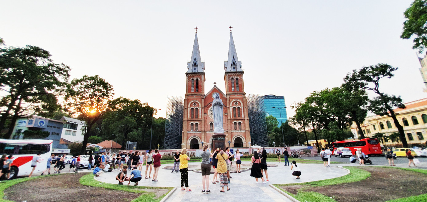 Những công trình 100 tuổi ở Sài Gòn trở thành di sản, biểu tượng của thành phố ảnh 5 Nhà thờ hoàn thành vào năm 1880, đến năm 1895 có thêm hai tháp nhọn như ngày nay. Năm 1959, tượng đài Đức Mẹ Hòa Bình được xây dựng.Hiện nay nhà thờ đang được trùng tu toàn diện và dự kiến sẽ xong vào năm 2023. 1