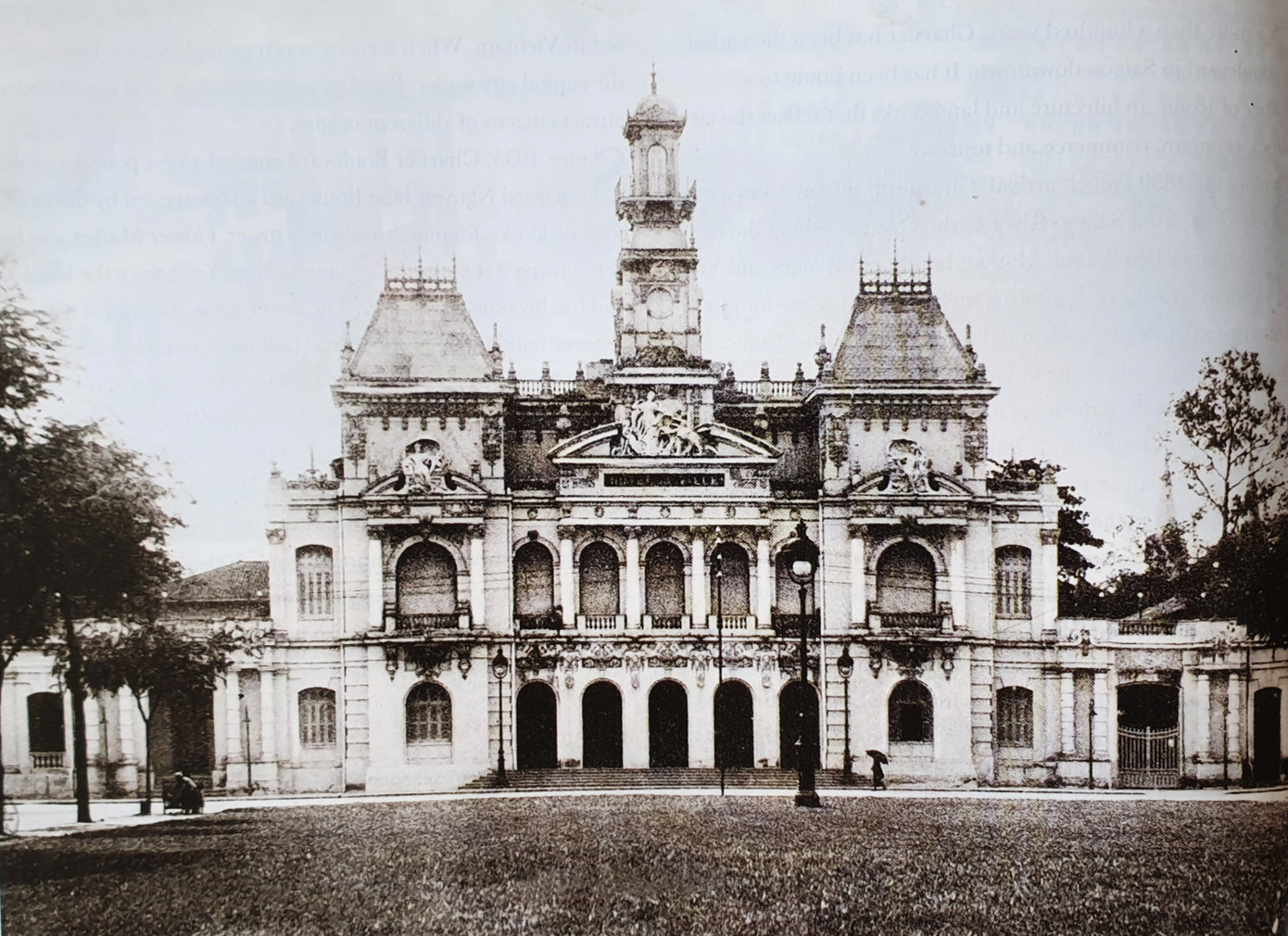 Tòa thị chính hay còn gọi là Dinh Xã Tây được xây dựng từ năm 1898. Hai cánh trái và phải tòa nhà được xây thêm một tầng lầu vào những năm 1950. Sau năm 1975, tòa nhà trở thành trụ sở UBND TPHCM. Sau này, trước UBND TPHCM xây dựng tượng đài Chủ tịch Hồ Chính Minh. Phía trước là quảng trường rộng lớn hay còn gọi là phố đi bộ Nguyễn Huệ. Là nơi vui chơi giải trí, tổ chức các sự kiện lớn của TPHCM. 2