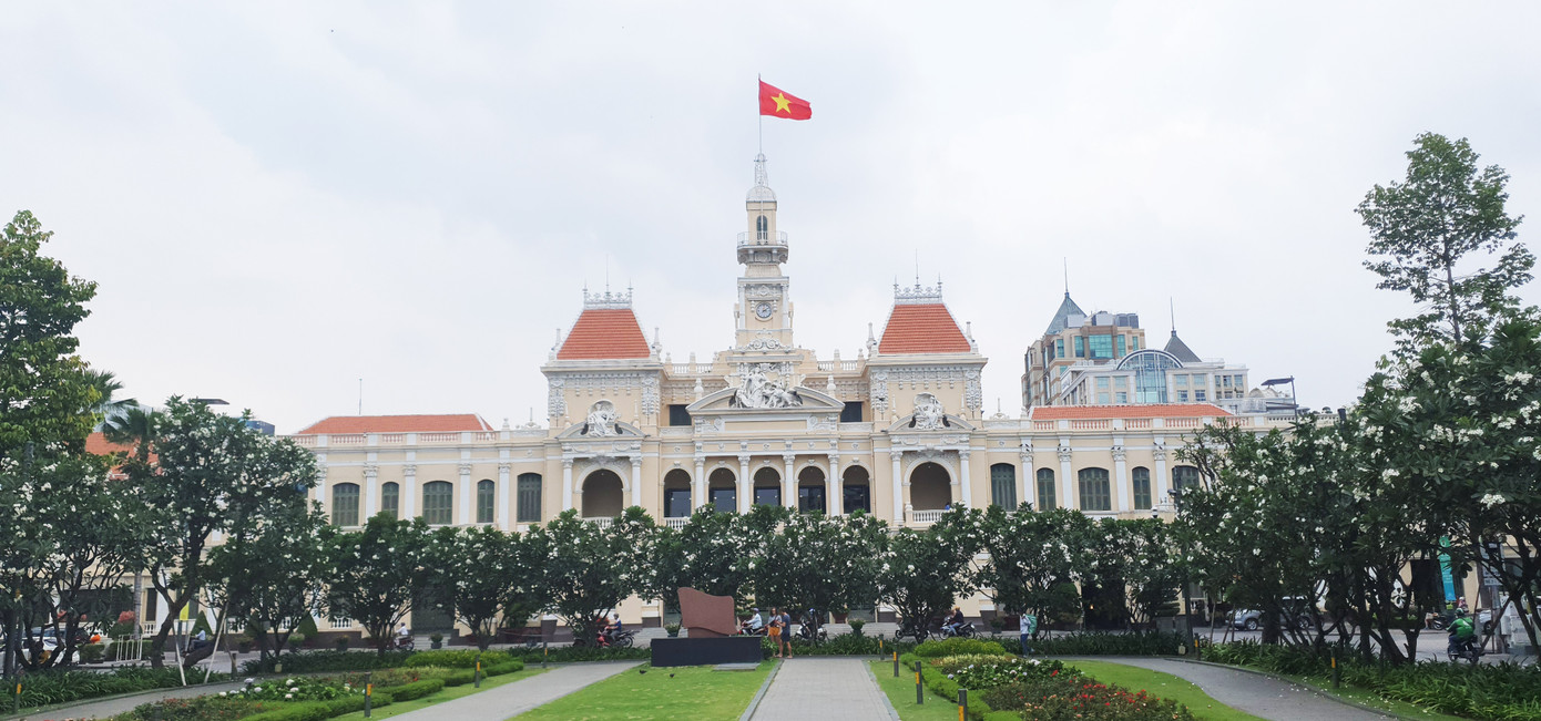 Những công trình 100 tuổi ở Sài Gòn trở thành di sản, biểu tượng của thành phố ảnh 7 Tòa thị chính hay còn gọi là Dinh Xã Tây được xây dựng từ năm 1898. Hai cánh trái và phải tòa nhà được xây thêm một tầng lầu vào những năm 1950. Sau năm 1975, tòa nhà trở thành trụ sở UBND TPHCM. Sau này, trước UBND TPHCM xây dựng tượng đài Chủ tịch Hồ Chính Minh. Phía trước là quảng trường rộng lớn hay còn gọi là phố đi bộ Nguyễn Huệ. Là nơi vui chơi giải trí, tổ chức các sự kiện lớn của TPHCM. 1