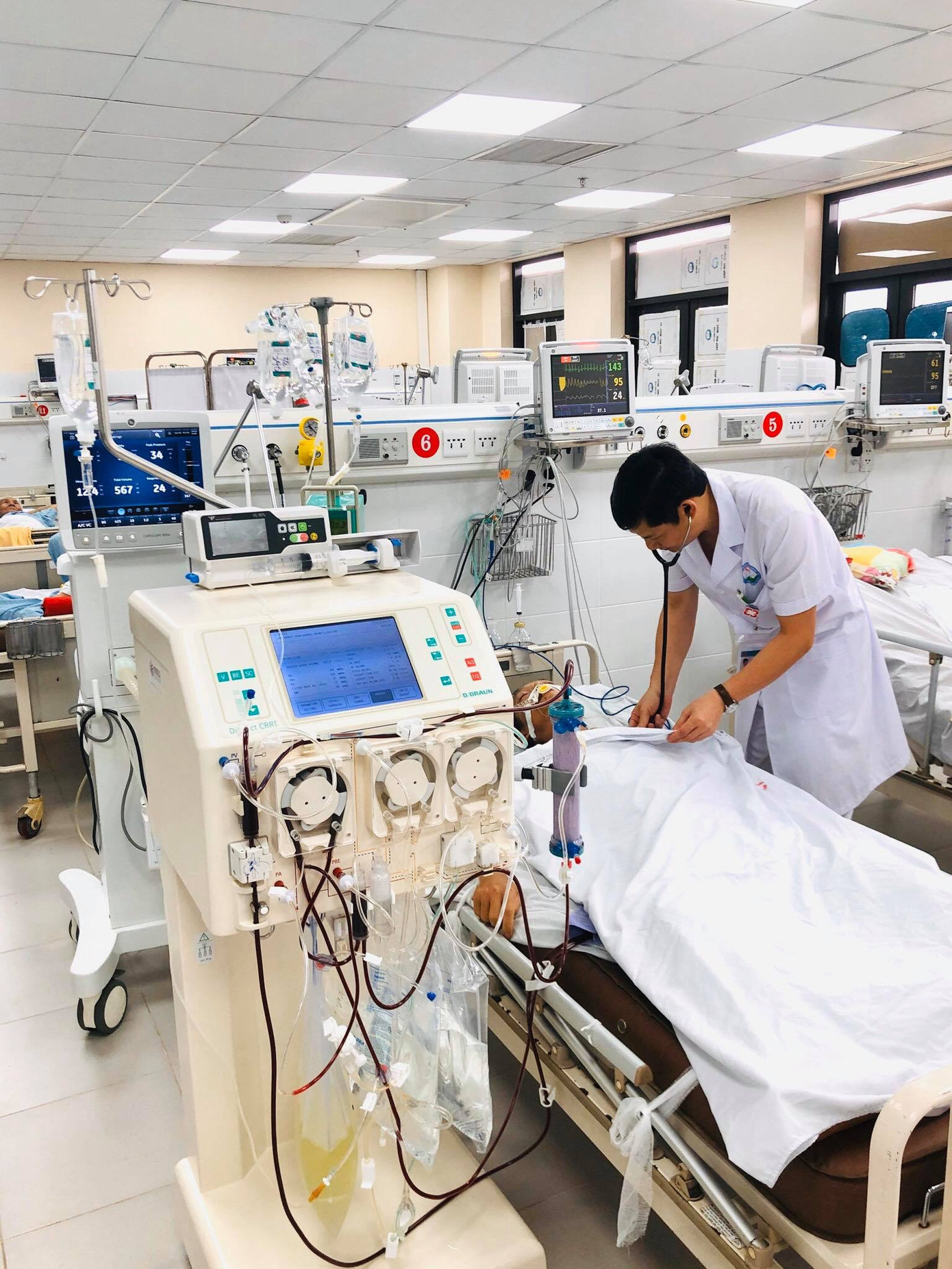 TS - BS Hoàng Công Tình kiểm tra, theo dõi sức khoẻ của bệnh nhân 53 tuổi mắc căn bệnh Whitmore Phát hiện ở Hòa Bình ca mắc Whitmore - căn bệnh bị đồn ‘vi khuẩn ăn thịt người’ ảnh 1