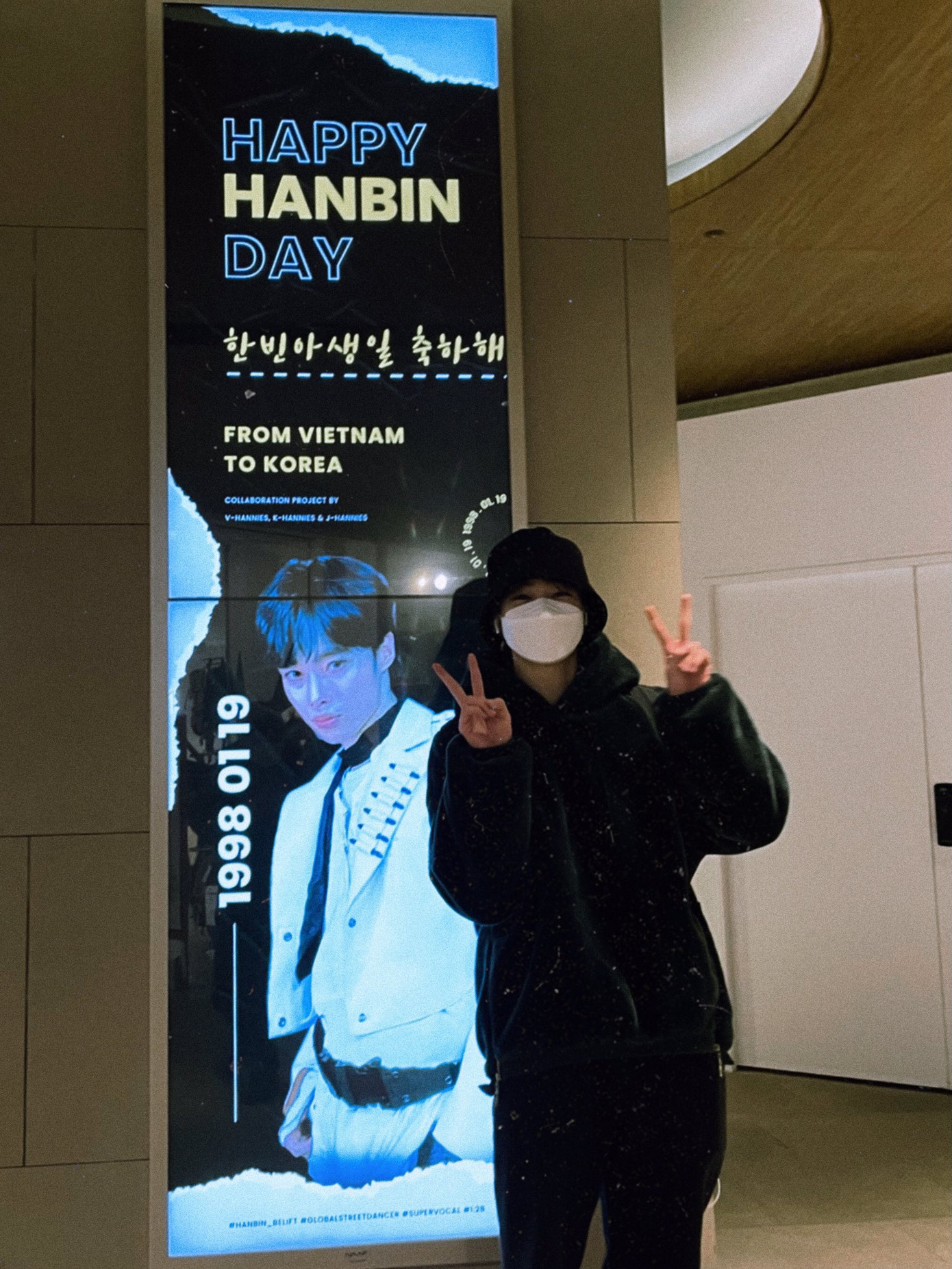 Hanbin cũng nhanh chóng check-in với các bảng quảng cáo tại Hàn Chưa debut chính thức nhưng Hanbin đã nhận được quà cực xịn từ người hâm mộ toàn cầu ảnh 8