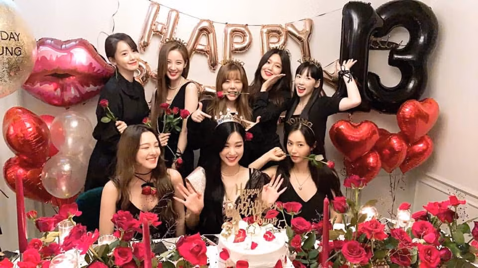 Nhân kỷ niệm 13 năm hoạt động, SNSD tung ảnh hội ngộ và gửi lời chào siêu đáng yêu đến fan ảnh 1
