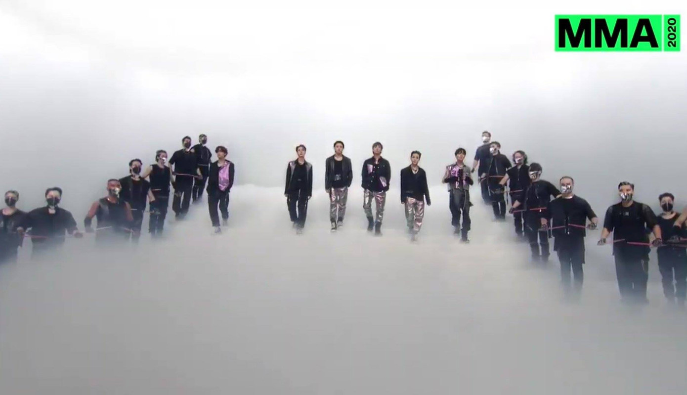 BTS gây bão với sân khấu “Black Swan”, khiến fan xúc động vì tình đồng đội tại MMA 2020 ảnh 8