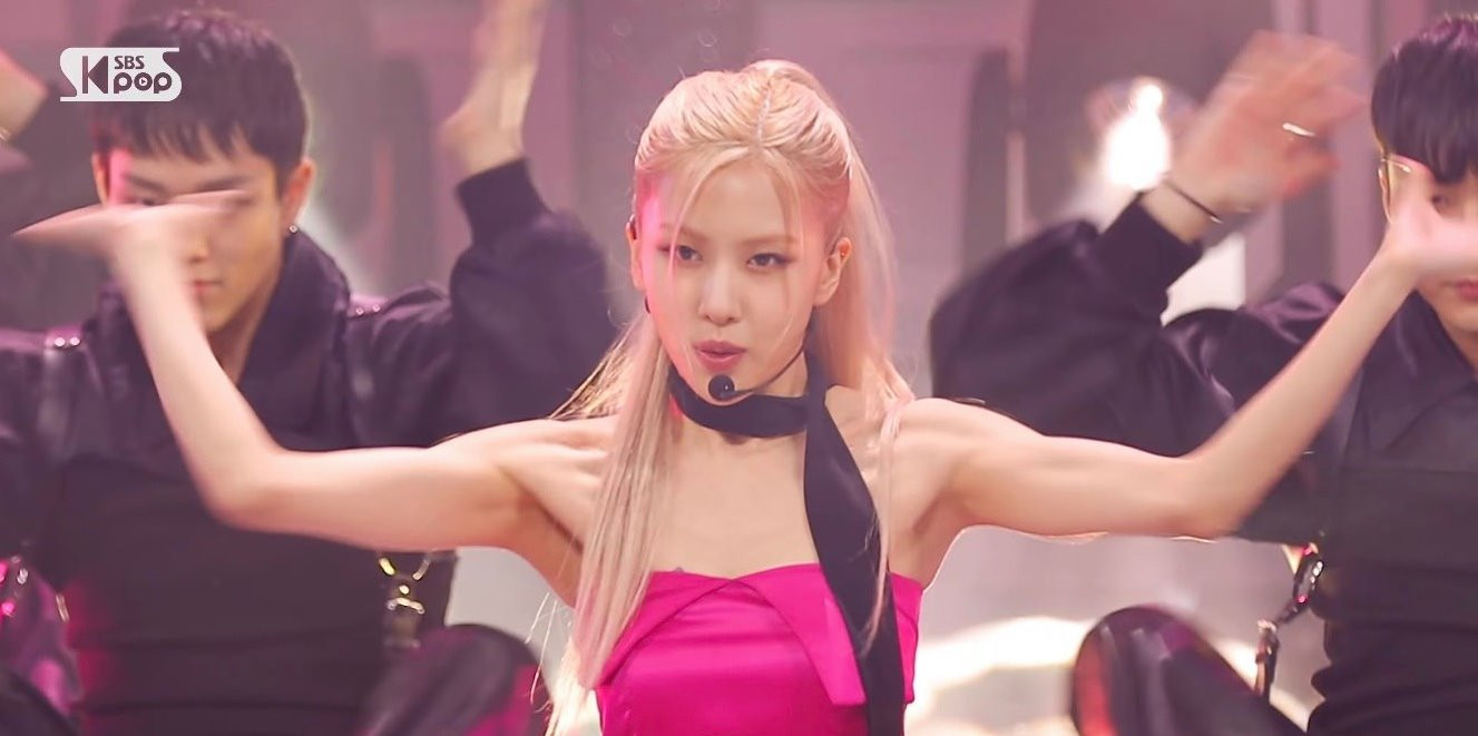 Hình ảnh với cơ bắp săn chắc của Rosé trong sân khấu solo đầu tiên Rosé (BLACKPINK) lộ ảnh cơ bắp gây choáng, thiết lập thêm kỷ lục pre-order đáng ngưỡng mộ ảnh 1