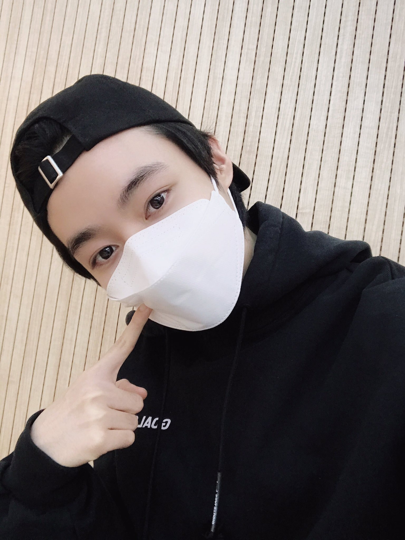 Vừa được mở tài khoản Twitter, Hanbin khoe ngay ảnh luyện tập cho sân khấu pre-debut ảnh 2