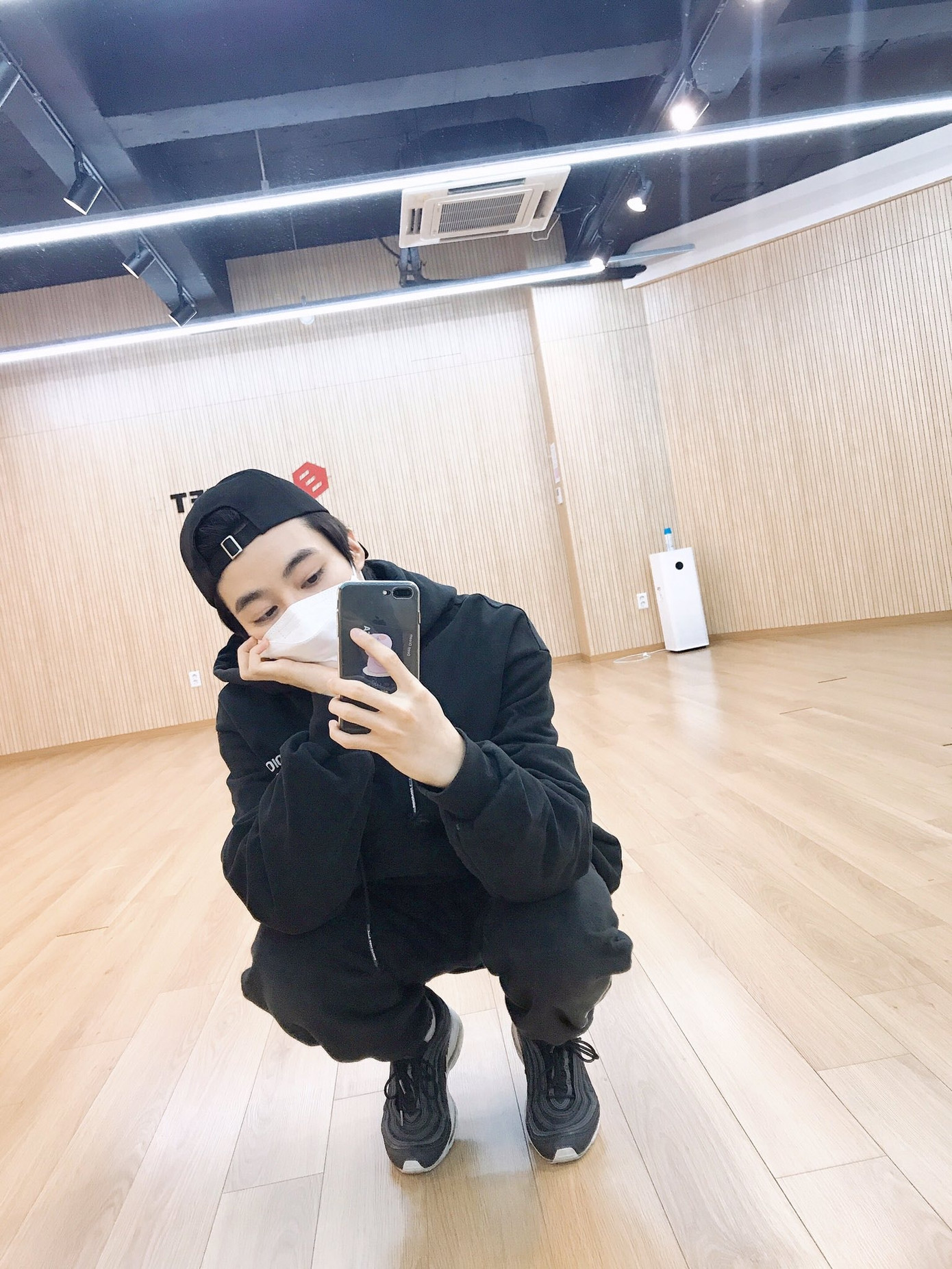 Vừa được mở tài khoản Twitter, Hanbin khoe ngay ảnh luyện tập cho sân khấu pre-debut ảnh 4