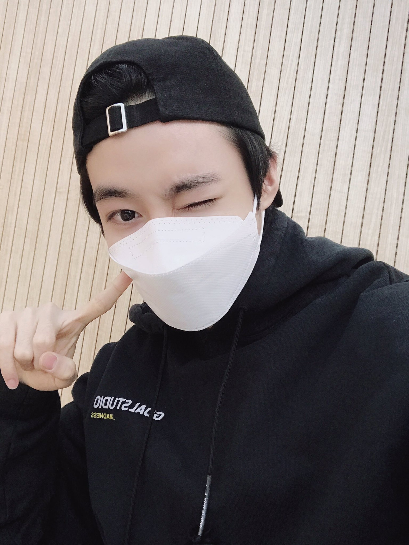 Vừa được mở tài khoản Twitter, Hanbin khoe ngay ảnh luyện tập cho sân khấu pre-debut ảnh 5