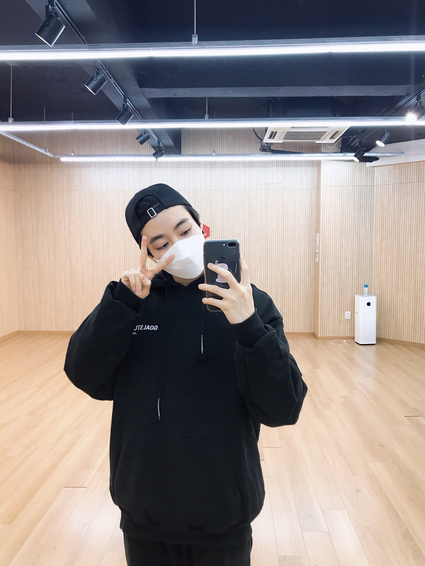 Vừa được mở tài khoản Twitter, Hanbin khoe ngay ảnh luyện tập cho sân khấu pre-debut ảnh 3