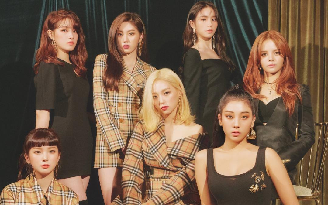 Album nghệ sĩ ký tặng CLC bị rao bán, các fan tranh cãi do không tôn trọng hay bị đánh cắp ảnh 1