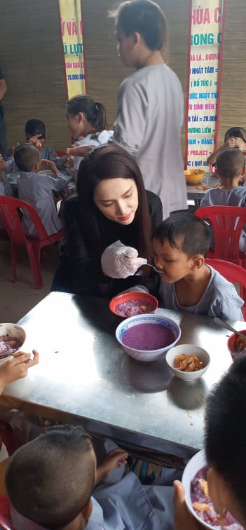 'Người đẹp nhân ái': Thí sinh HHVN 2020 mang ‘cơm hạnh phúc’ cho trẻ em, người già ảnh 6