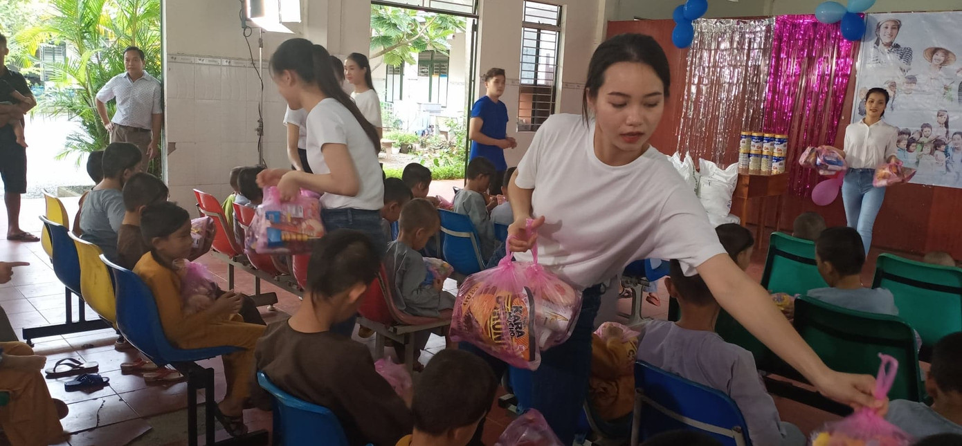 'Người đẹp nhân ái': Thí sinh HHVN 2020 mang ‘cơm hạnh phúc’ cho trẻ em, người già ảnh 8