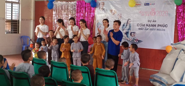 'Người đẹp nhân ái': Thí sinh HHVN 2020 mang ‘cơm hạnh phúc’ cho trẻ em, người già ảnh 9