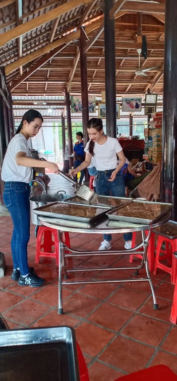 'Người đẹp nhân ái': Thí sinh HHVN 2020 mang ‘cơm hạnh phúc’ cho trẻ em, người già ảnh 3