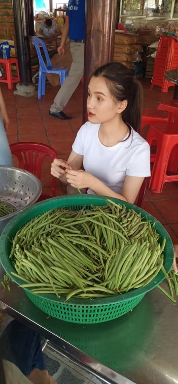 'Người đẹp nhân ái': Thí sinh HHVN 2020 mang ‘cơm hạnh phúc’ cho trẻ em, người già ảnh 5