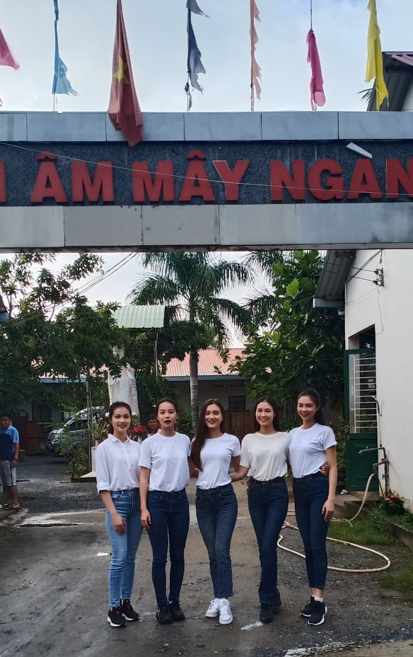 'Người đẹp nhân ái': Thí sinh HHVN 2020 mang ‘cơm hạnh phúc’ cho trẻ em, người già ảnh 10