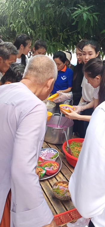 'Người đẹp nhân ái': Thí sinh HHVN 2020 mang ‘cơm hạnh phúc’ cho trẻ em, người già ảnh 7