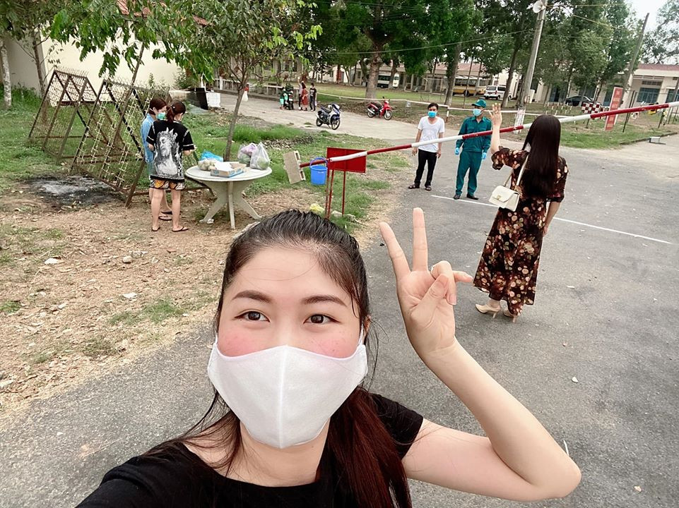 Đăng Khôi đến khu cách ly ở Cần Thơ để nhìn vợ 5 phút và phải đứng xa 200m ảnh 1