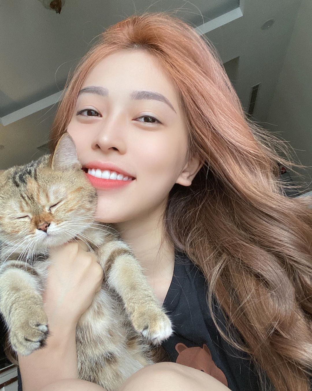 Ngày cách ly 20: Á hậu Tường San nhận giải Gương mặt của năm ảnh 11