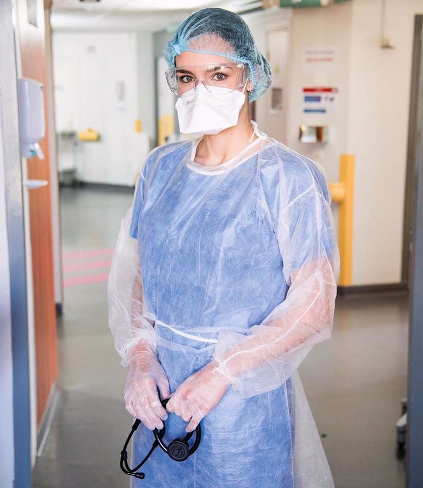 'Hoa hậu đẹp nhất thế giới 2013' trở thành bác sĩ tuyến đầu chống dịch COVID-19 ở Pháp ảnh 3