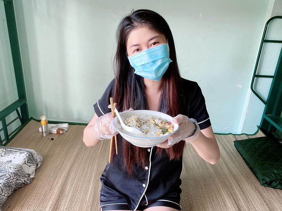 Vợ Đăng Khôi bật khóc khi về tới Việt Nam sau gần 2 tháng mắc kẹt ở Singapore vì COVID-19 ảnh 2