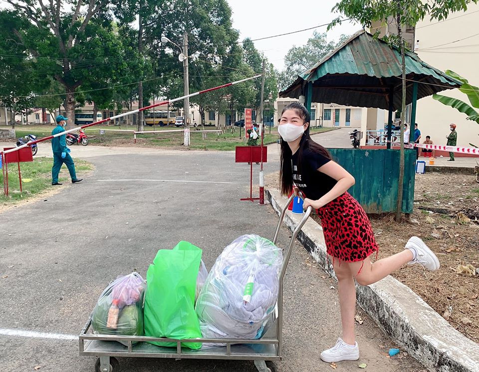 Đăng Khôi đến khu cách ly ở Cần Thơ để nhìn vợ 5 phút và phải đứng xa 200m ảnh 4