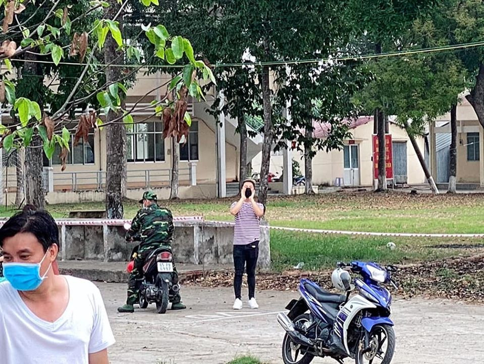 Đăng Khôi đến khu cách ly ở Cần Thơ để nhìn vợ 5 phút và phải đứng xa 200m ảnh 3