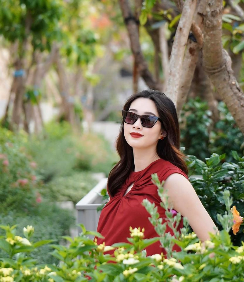 Hoa hậu Thu Thảo khoe khéo bụng bầu, đẹp 'xuất thần' ở những tháng cuối của thai kỳ ảnh 2