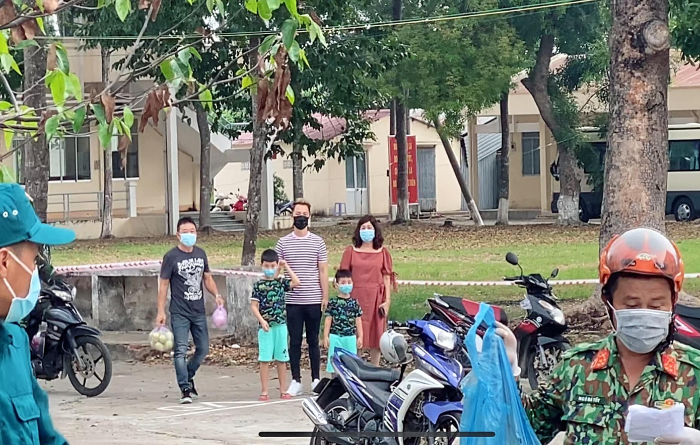 Đăng Khôi đến khu cách ly ở Cần Thơ để nhìn vợ 5 phút và phải đứng xa 200m ảnh 2