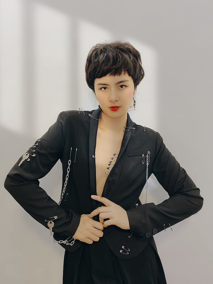 Ngày cách ly 20: Á hậu Tường San nhận giải Gương mặt của năm ảnh 5