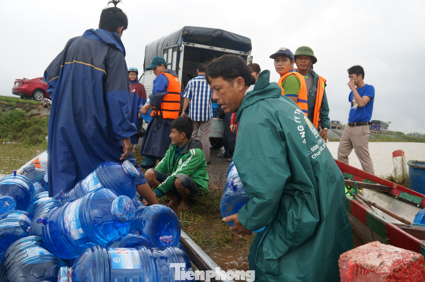 Tổ tình nguyện chia cơm nước, trẻ em dùng bè chuối đi nhận tiếp tế ảnh 1